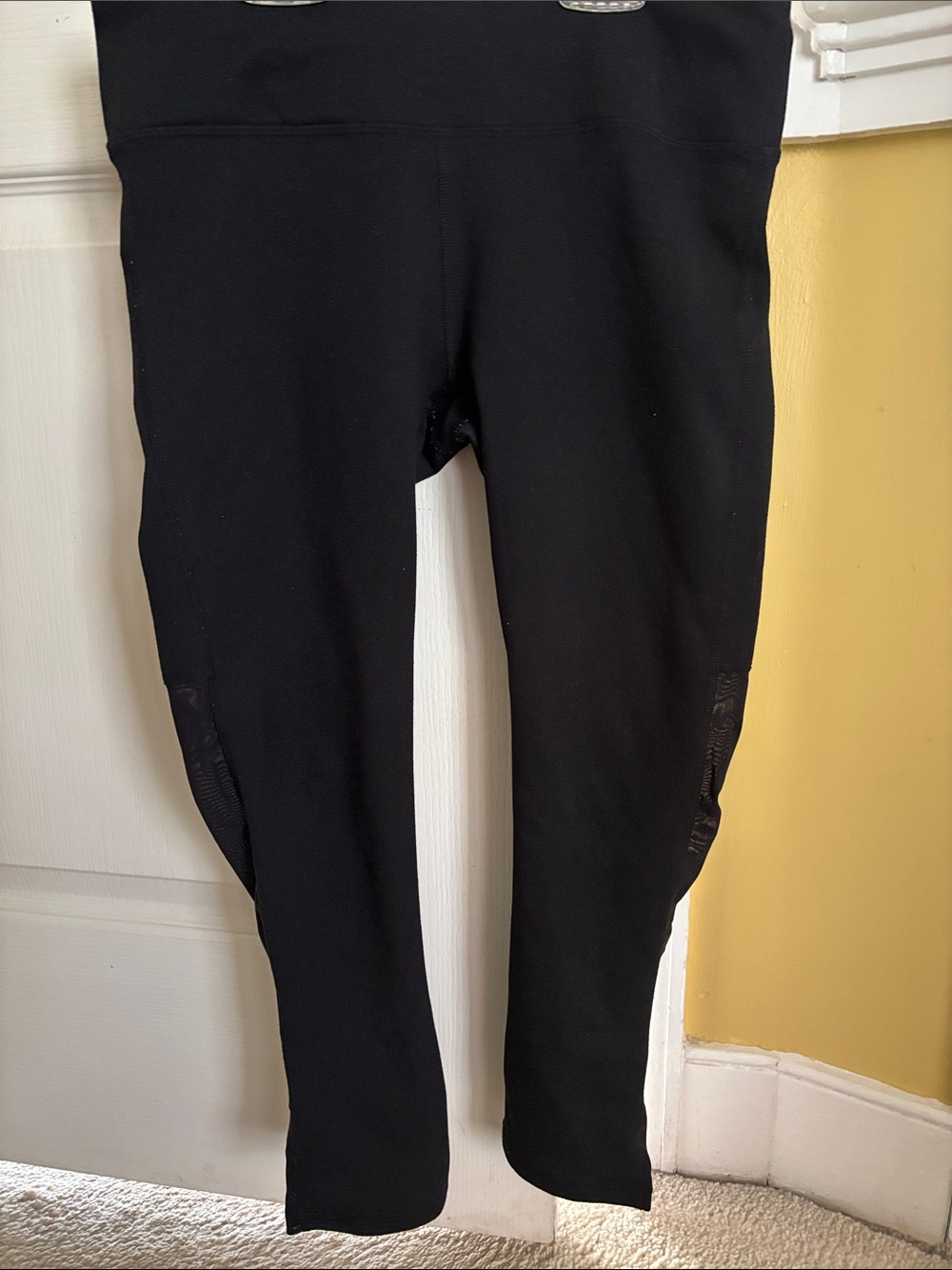 Fabletics Black Athletic Leggings w/Side Mesh Detail on lateral shin EUC Xs
